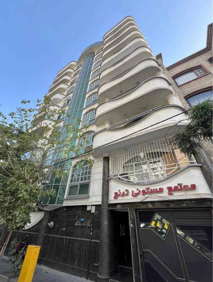 تصویر آپارتمان 275 متری چهار خوابه